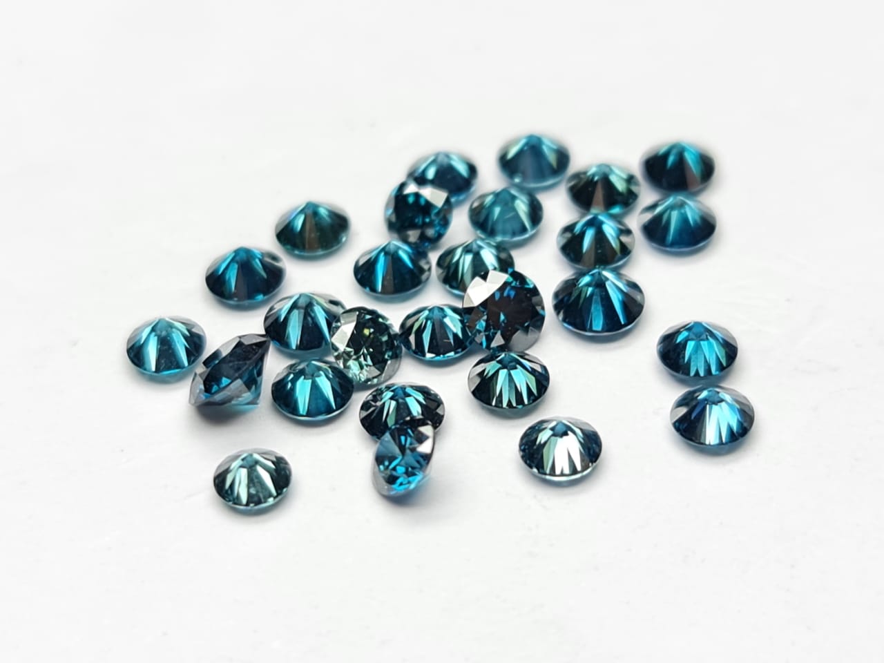 Natural Blue Treated Round Cut Diamond VS1/2 Grade 1.30 - 1.60 MM Size Price Per Carat