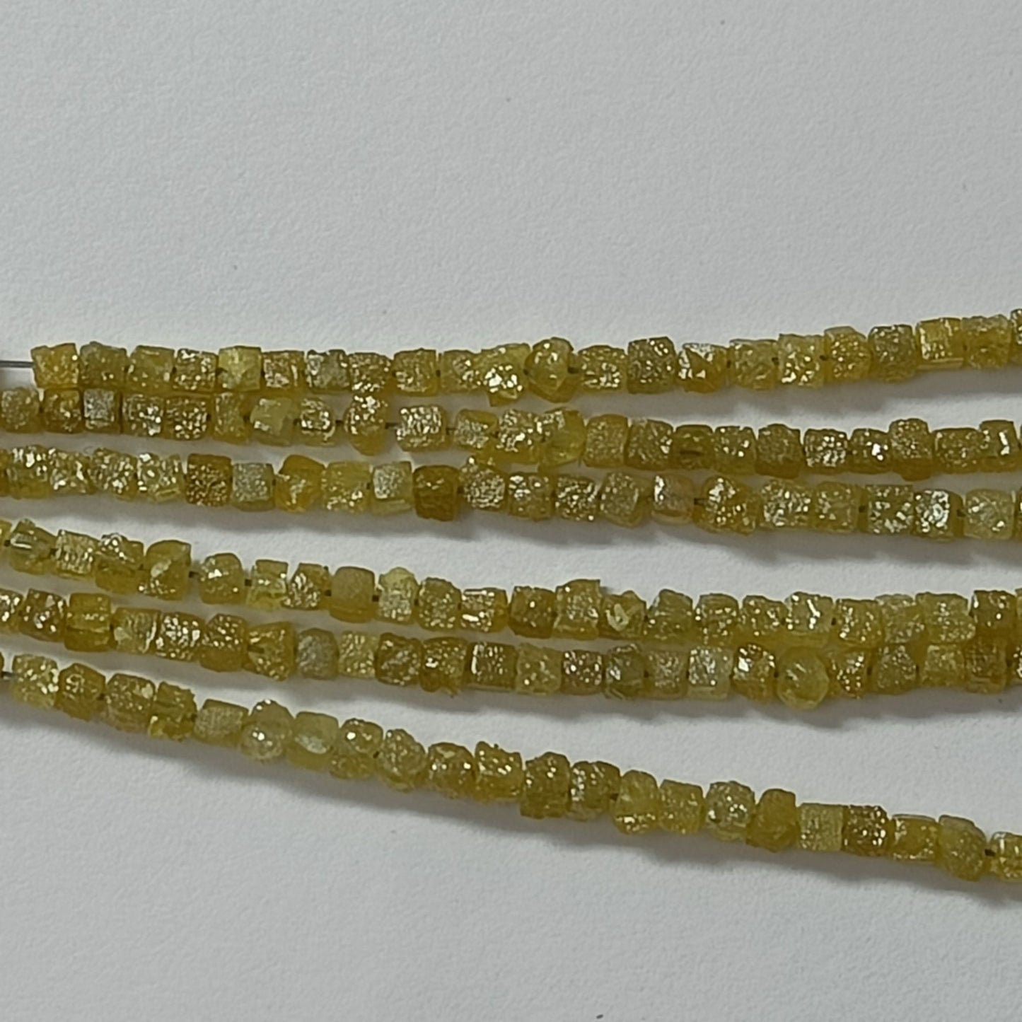 Natürlicher gelber Chorashi-Rohdiamant 1,90–2,60 mm, raue, ungeschliffene Rondelle-Diamantperlen für die Schmuckherstellung Ungeschliffene Diamantperlen